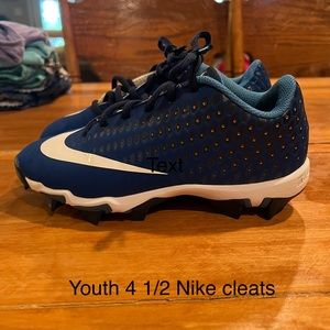 Youth baseball cleats